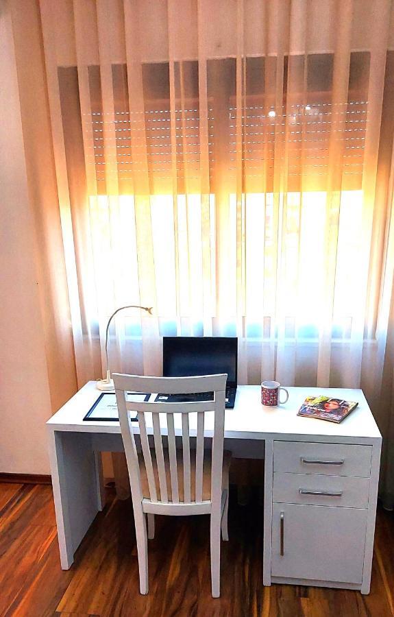 Spacious Family-Friendly Apartment In The Heart Of Bllok ティラナ エクステリア 写真