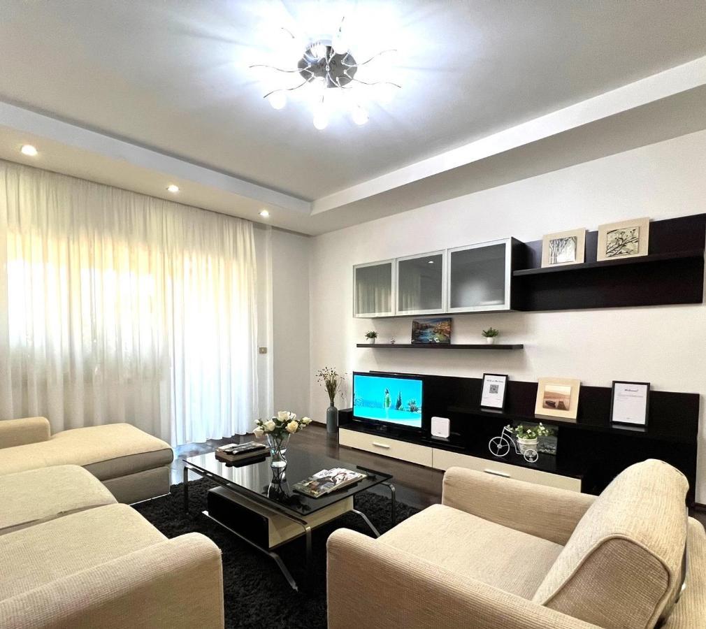 Spacious Family-Friendly Apartment In The Heart Of Bllok ティラナ エクステリア 写真